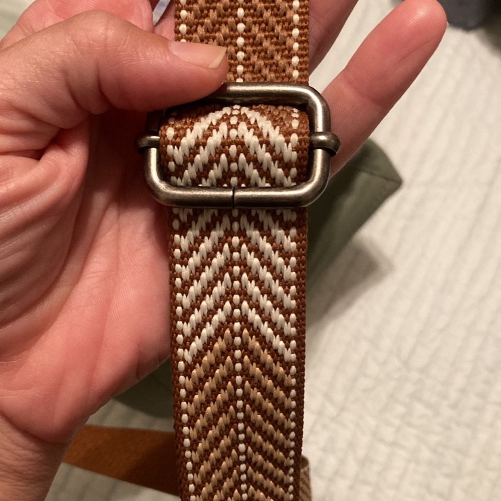 Like new the sak handbag. Sage green with adjustable arrow print strap. - Picture 2 of 3
